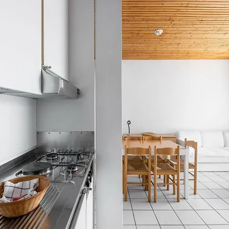 With 2 Bedrooms A Large Terrace With Magnificent View Of The Lake Appartamento