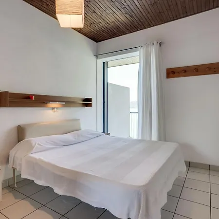 With 2 Bedrooms A Large Terrace With Magnificent View Of The Lake Appartamento
