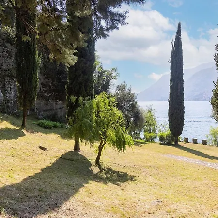 With 2 Bedrooms A Large Terrace With Magnificent View Of The Lake